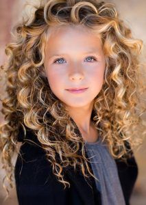 peinados-para-ninas-con-el-pelo-rizado